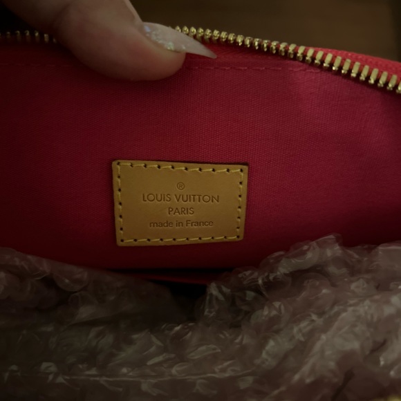 This is an authentic LOUIS VUITTON Vernis Alma GM XL in Pomme D'Amour. - Picture 2 of 3